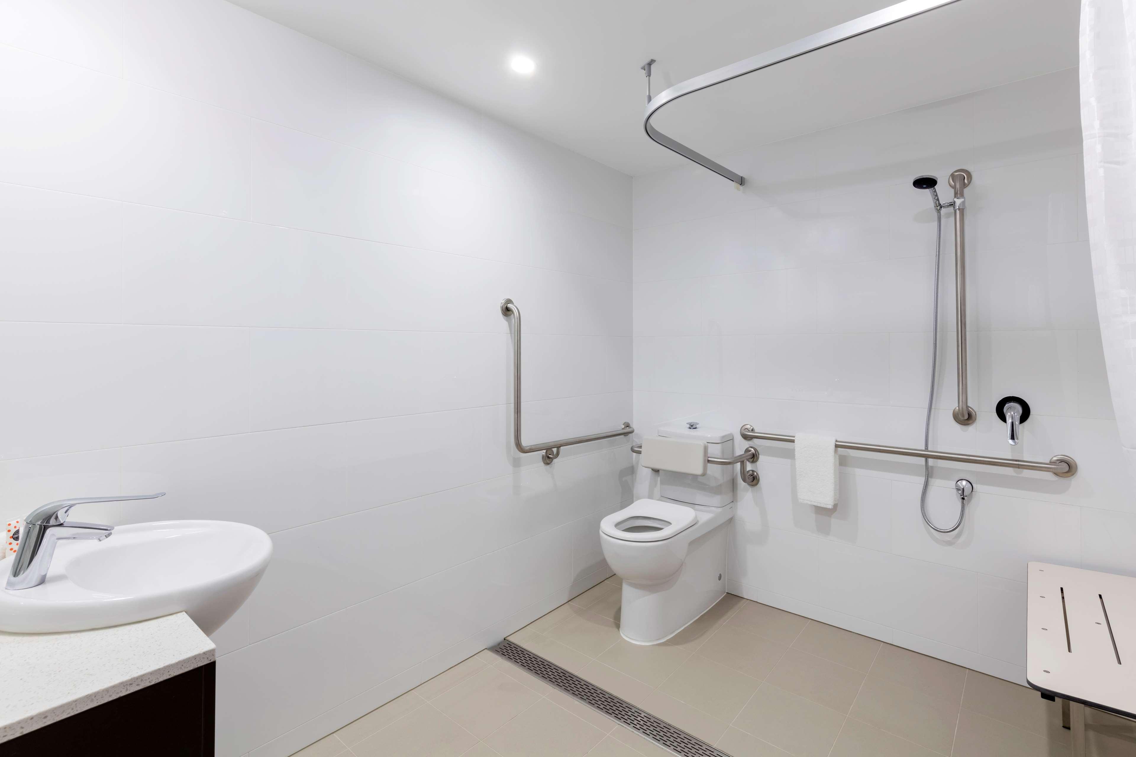 Travelodge Hotel Sydney Airport Εξωτερικό φωτογραφία A bathroom with a shower and toilet